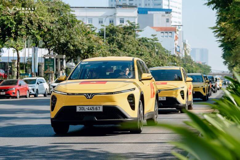 VinFast Limo Green tạo dấu ấn: 250 xe đồng loạt lăn bánh trên toàn quốc 4 380