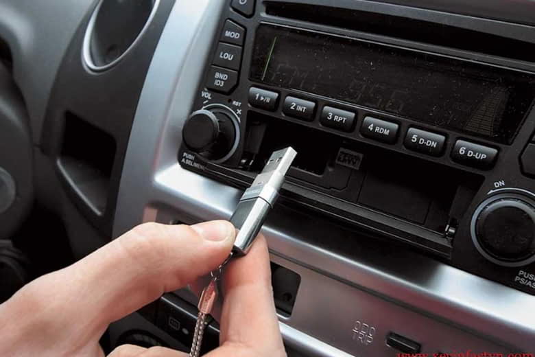 cách kết nối điện thoại với xe vinfast